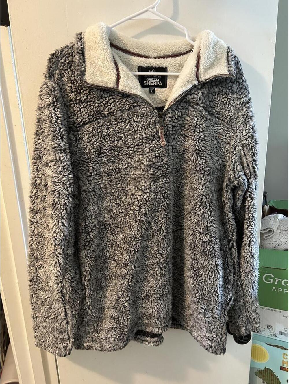 Gray & black Grizzly Sherpa quarter zip fleece jacket in a L